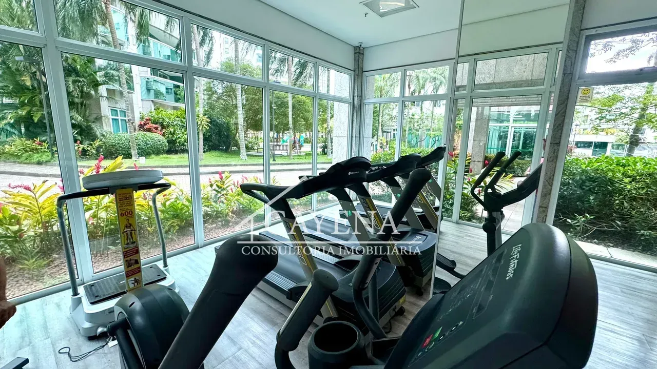 Furnished 4-bedroom apartment with glazed balcony — photo 28