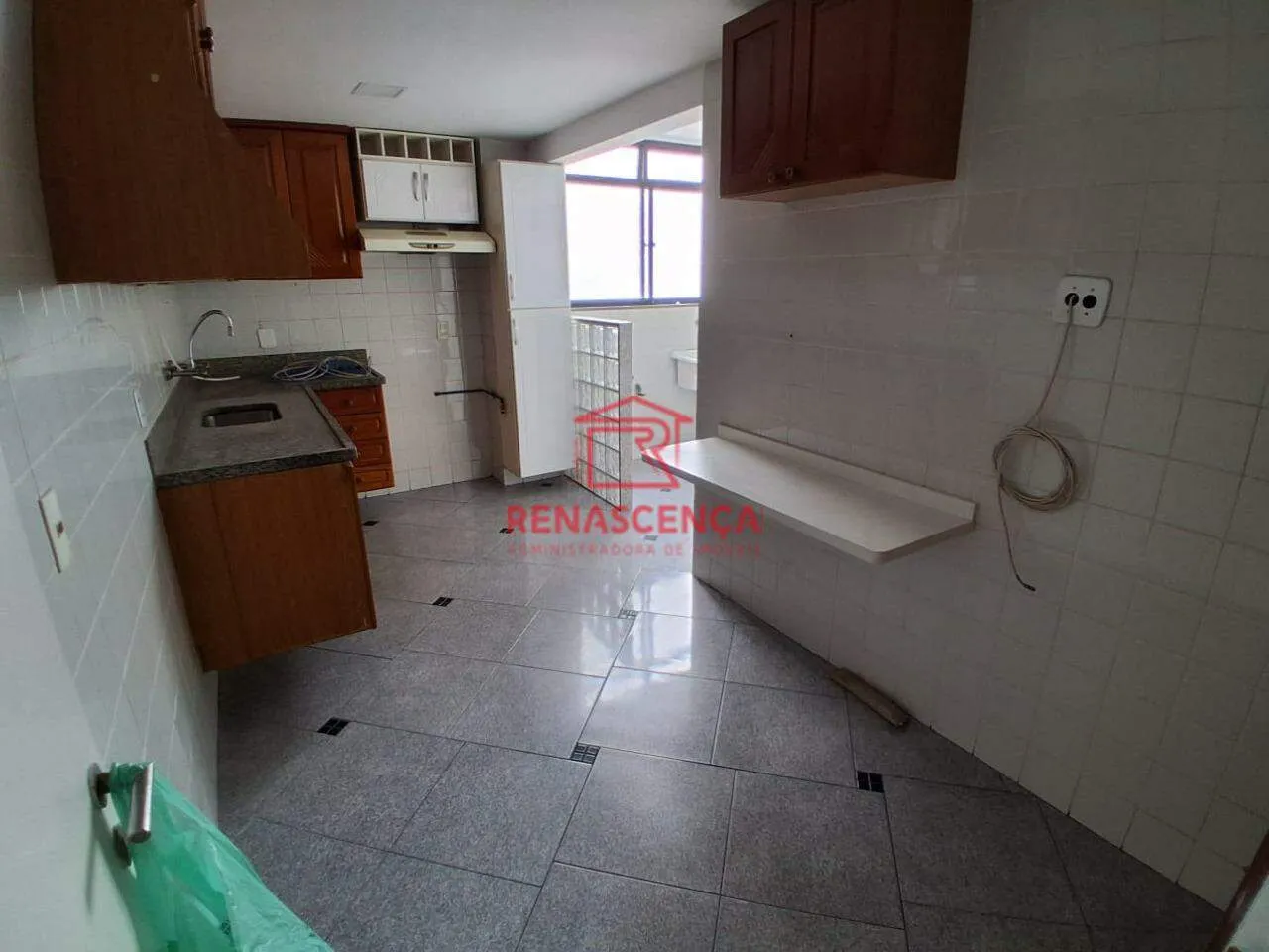 Apartamento sem mobília com 3 quartos, piso de madeira — photo 27