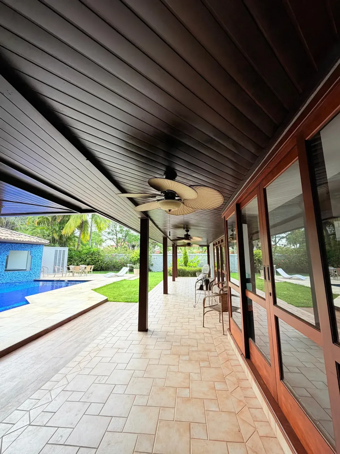Casa com 5 quartos e 5 banheiros e varanda envidraçada — photo 2