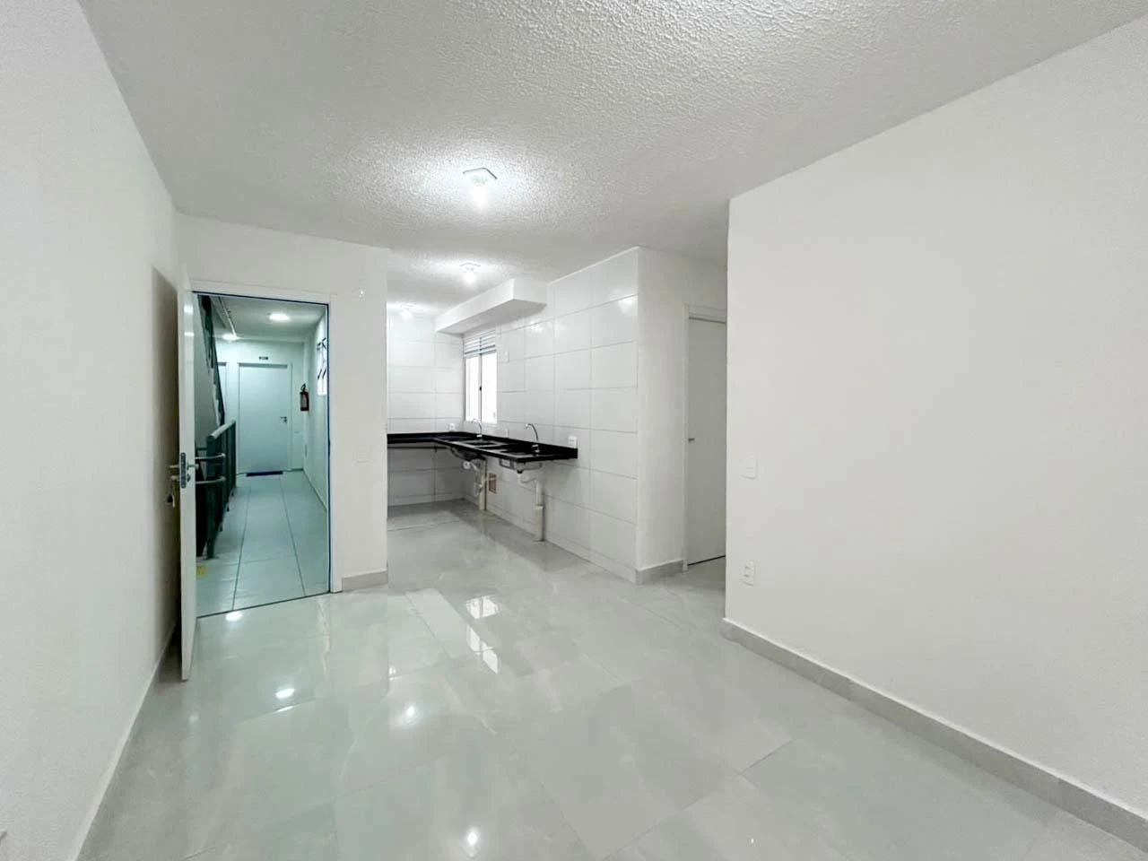 2-bedroom apartment in a building with a gym — photo 5