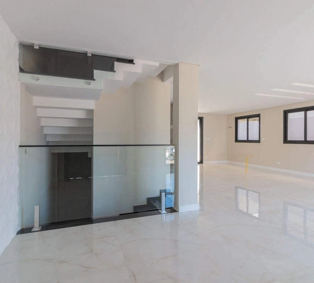Modern house with 4 en-suite bedrooms and 6 parking spots — photo 25