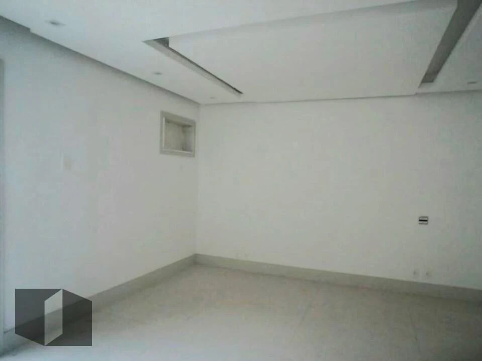 Balcony with a grill in a 4-bedroom house, 330 m² — photo 23