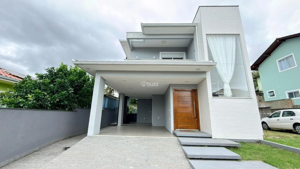Balcony with a grill in a 2-bedroom house, 140 m² — photo 5
