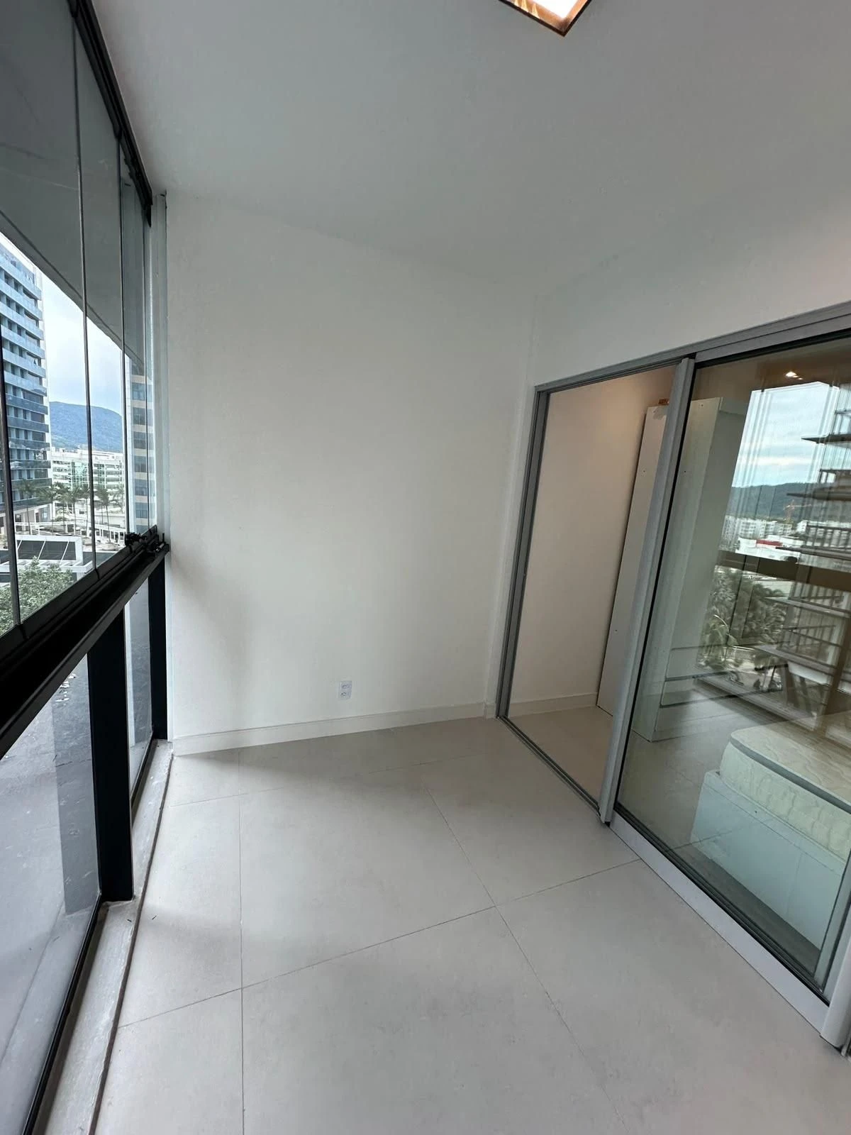 Floor-to-ceiling windows in a 2-bedroom apartment, 84 m² — photo 51