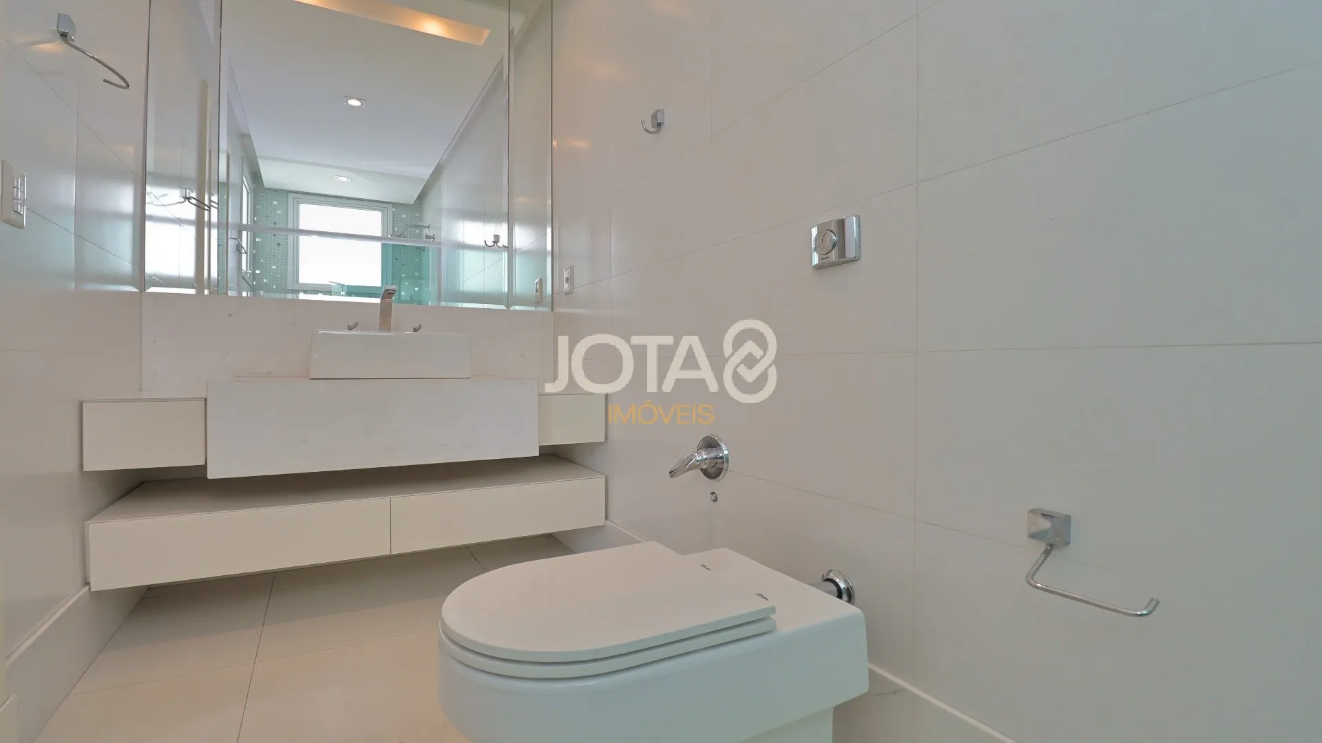 House of 310 m² with 3 en-suite bedrooms and private BBQ — photo 26