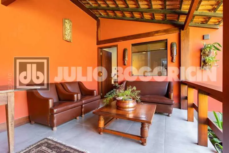 Balcony with a grill in a 5-bedroom house, 392 m² — photo 29