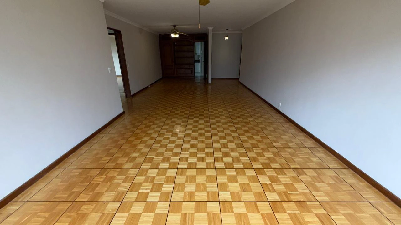 Wood or laminate floors in a 3-bedroom apartment, 157 m² — photo 8