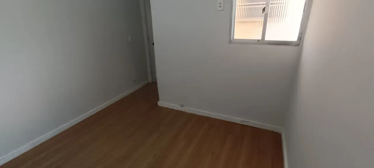 Unfurnished 2-bedroom apartment with wood floors — photo 3