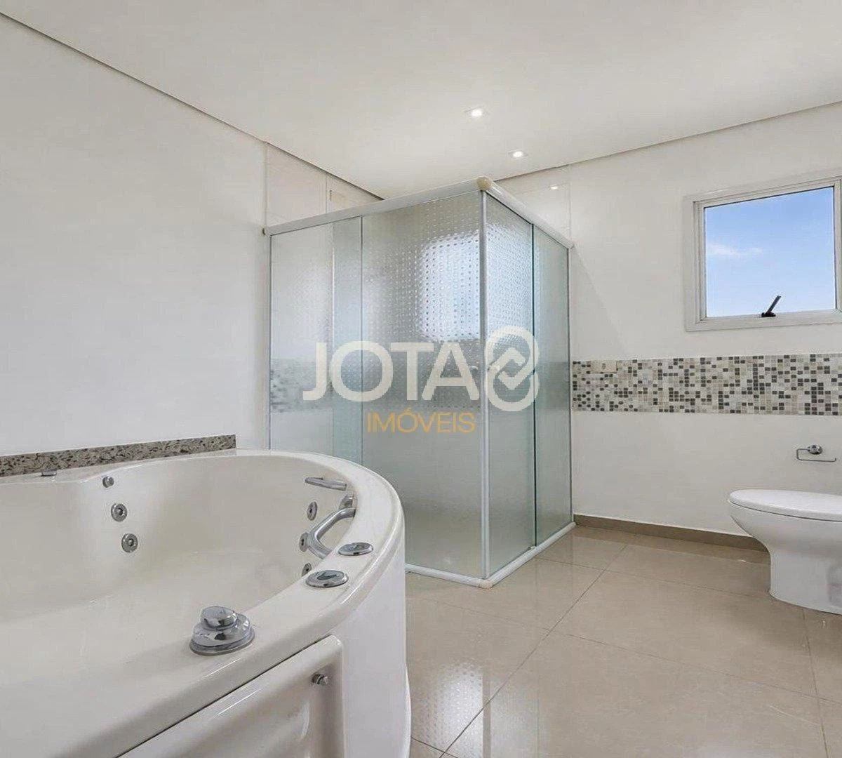 4-bedroom house with a glass-enclosed balcony in Curitiba — photo 17