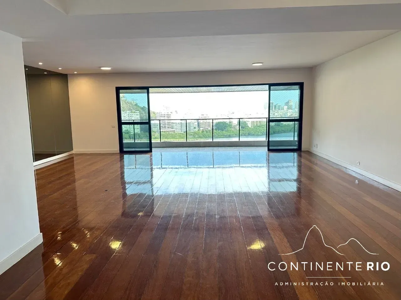 Apartamento con 4 dormitorios y balcón acristalado — photo 3