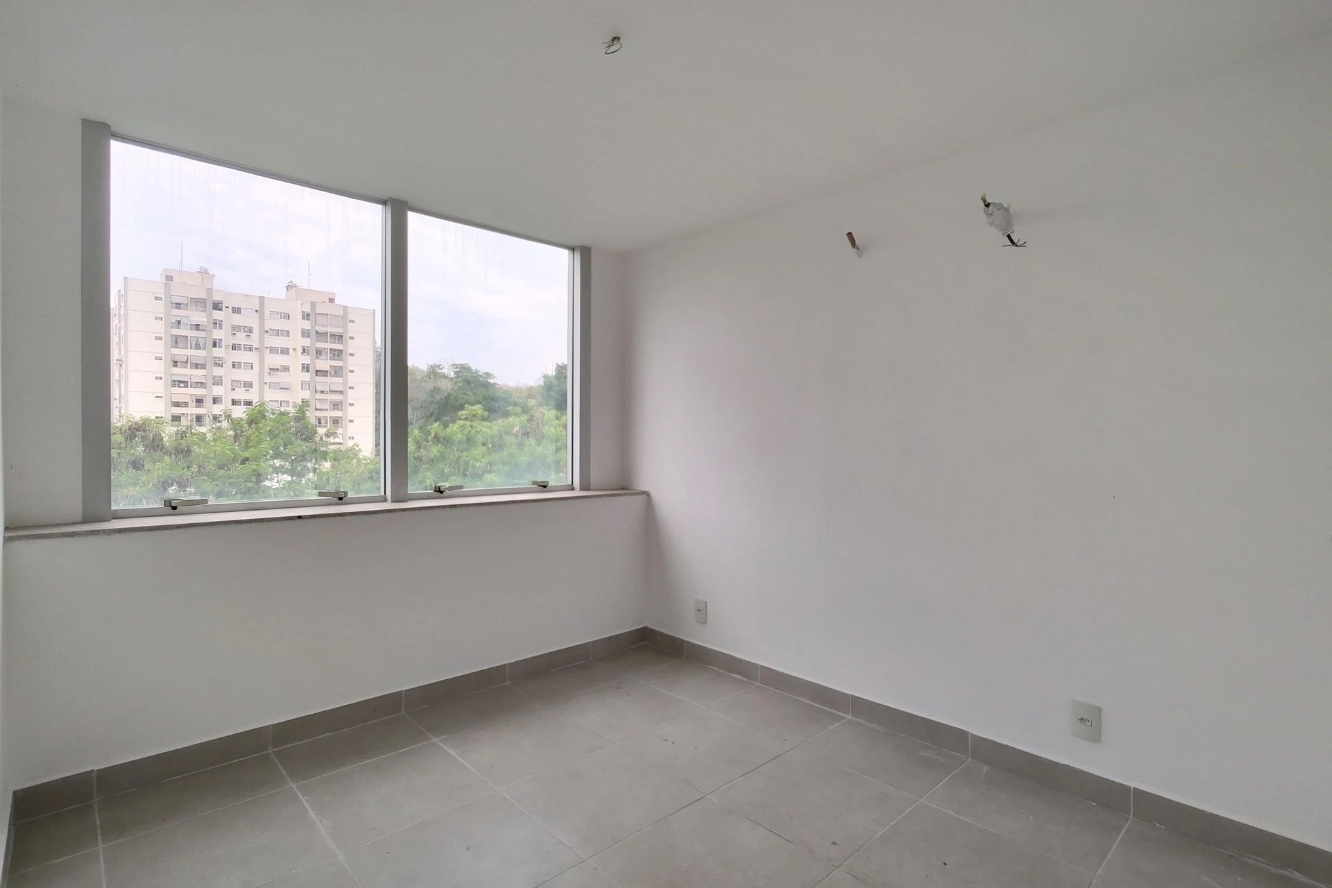 1-bedroom apartment with an open-plan kitchen and parking — photo 27