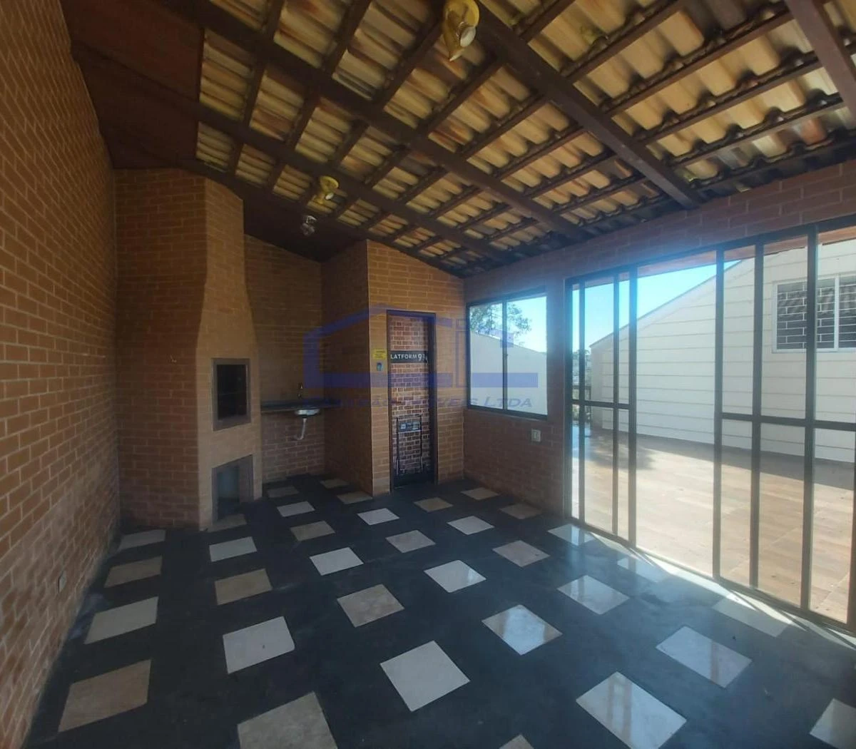 Balcony with a grill in a 3-bedroom apartment, 160 m² — photo 29