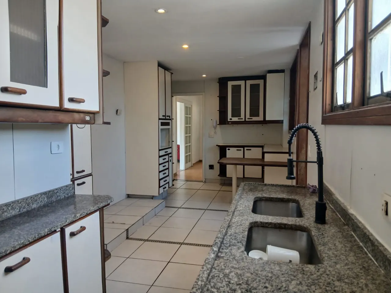Furnished 4-bedroom apartment with a gas stove kitchen — photo 12