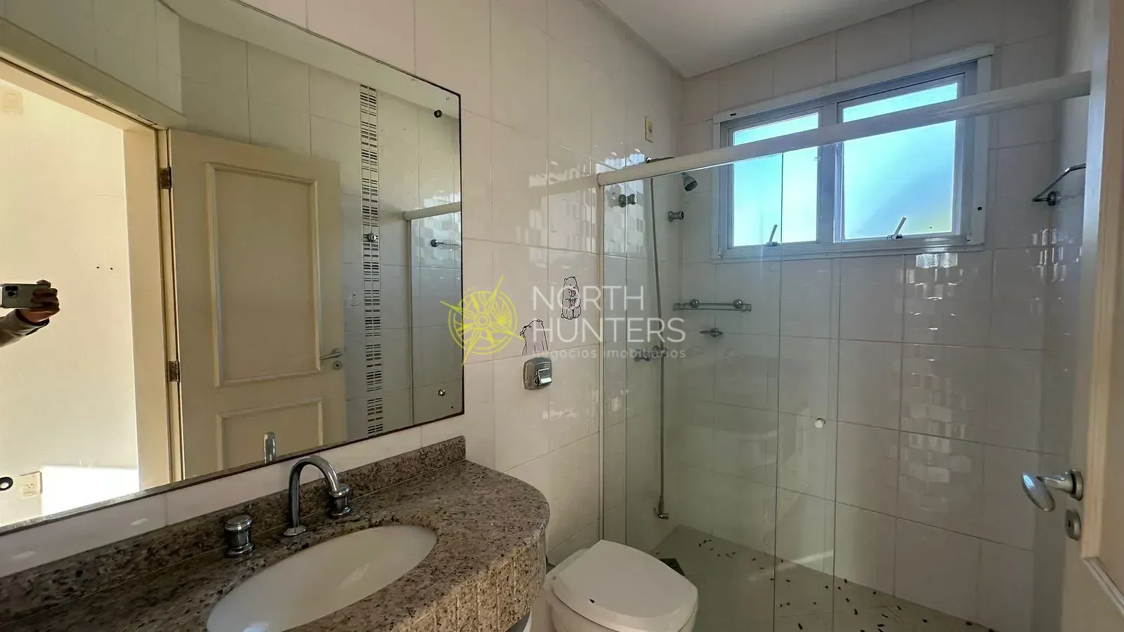 House with 4 bedrooms and shared pool area — photo 26