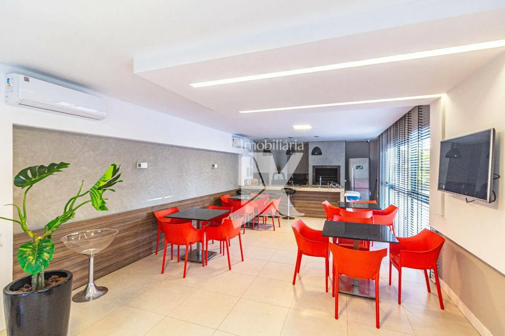 Furnished 2-bedroom apartment with open-plan kitchen — photo 32