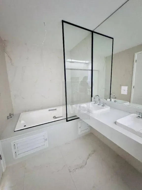 Modern house with 5 en-suite bedrooms and air conditioning — photo 29