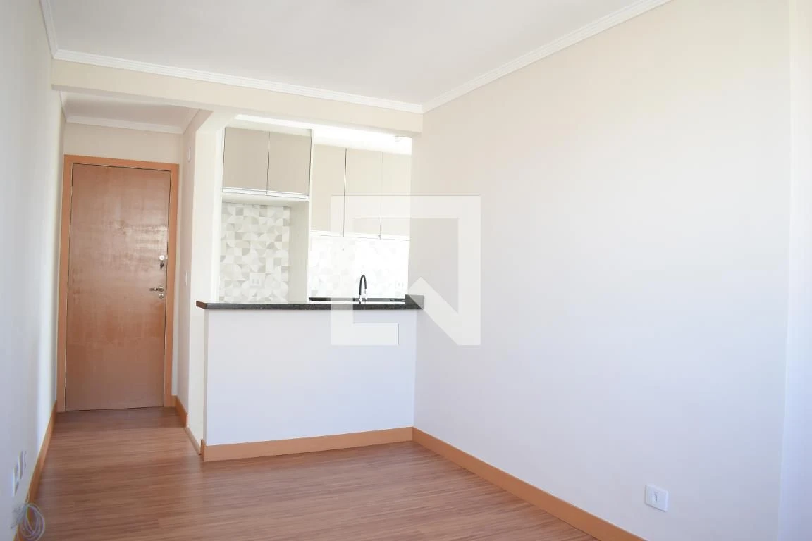 Apartamento de 2 quartos com piso de madeira ou laminado