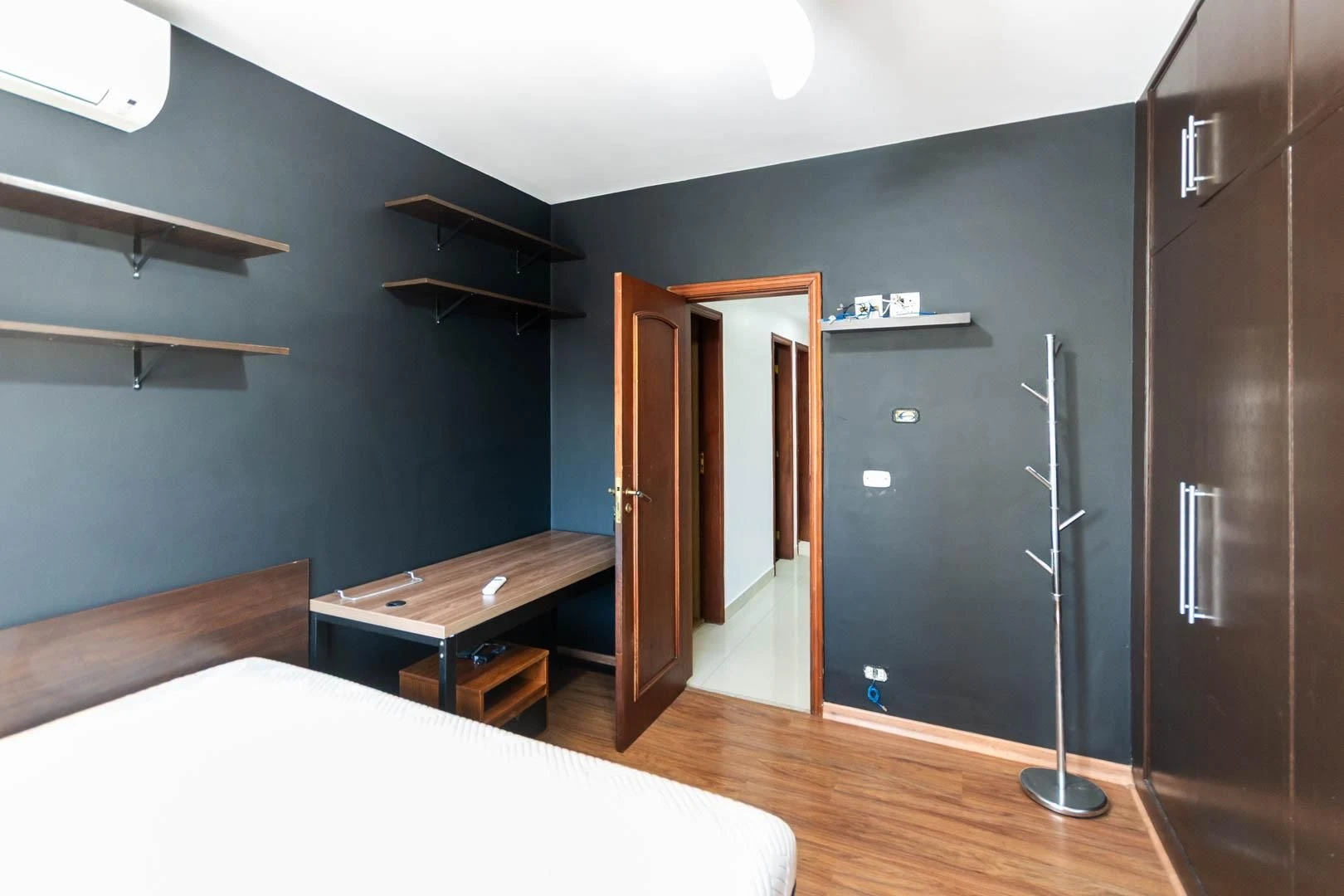 Balcony with a grill in a 3-bedroom apartment, 135 m² — photo 20