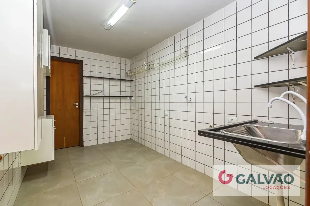 Casa sin amueblar con 3 dormitorios, cocina cerrada y balcón — photo 48