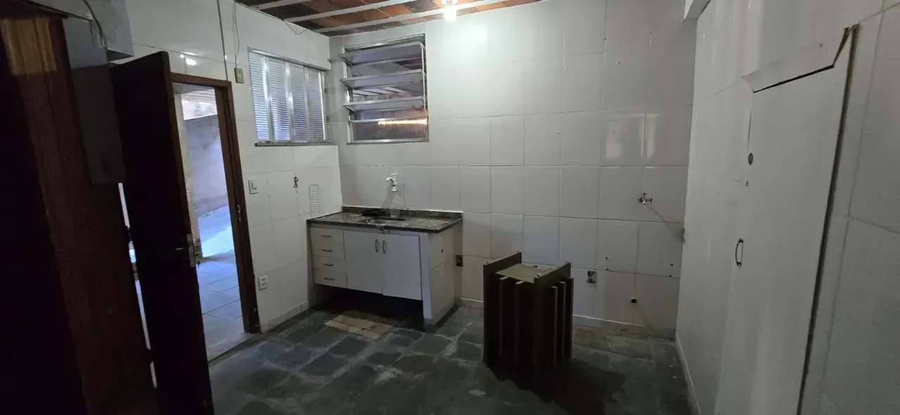 25 m² studio with a closed kitchen and electric shower