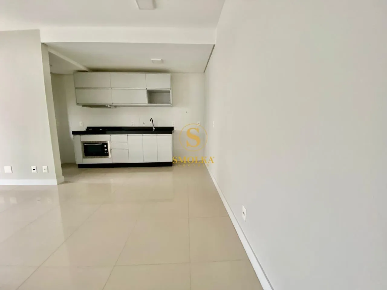 Balcony with a grill in a 2-bedroom apartment, 75 m² — photo 7