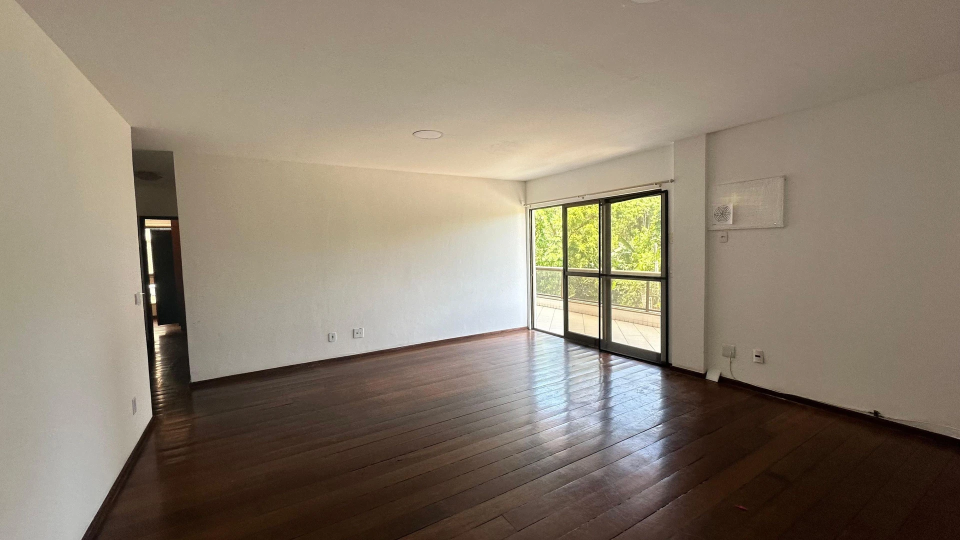 Apartment with built-in wardrobes and a balcony — photo 6