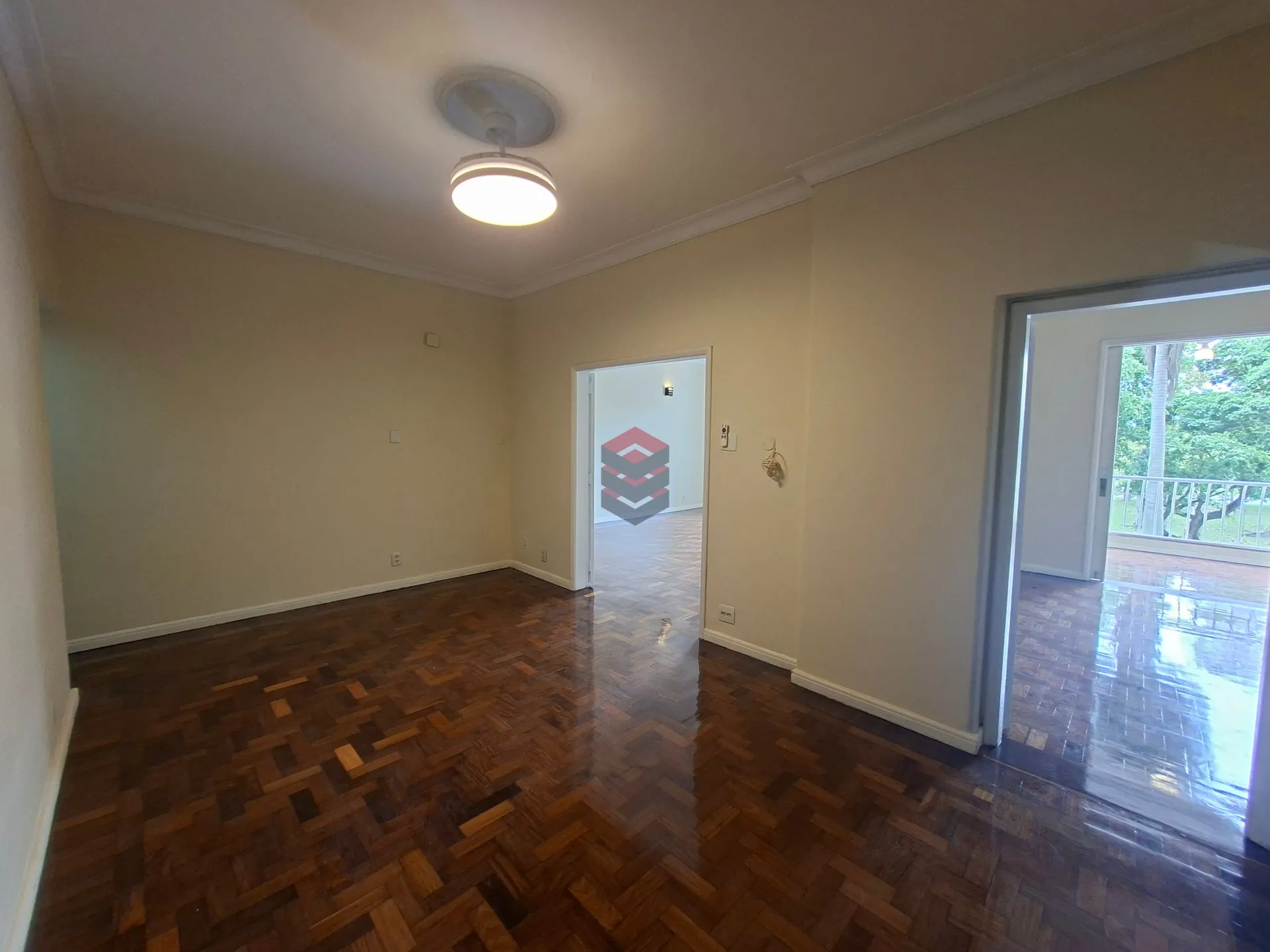 Apartment, 159 m², with wood or laminate floors — photo 9