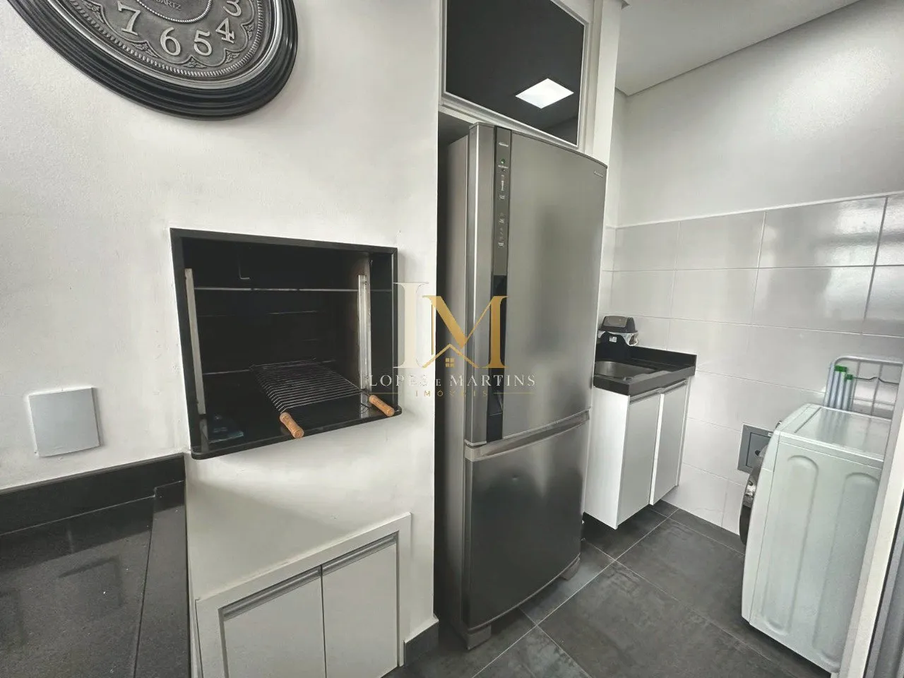 One-bedroom apartment in a building with a gym — photo 27