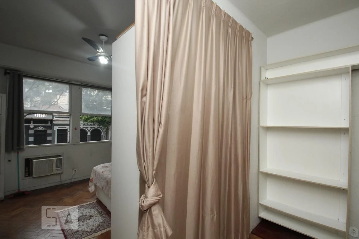 Furnished studio with 1 bedroom and glass shower enclosure — photo 29