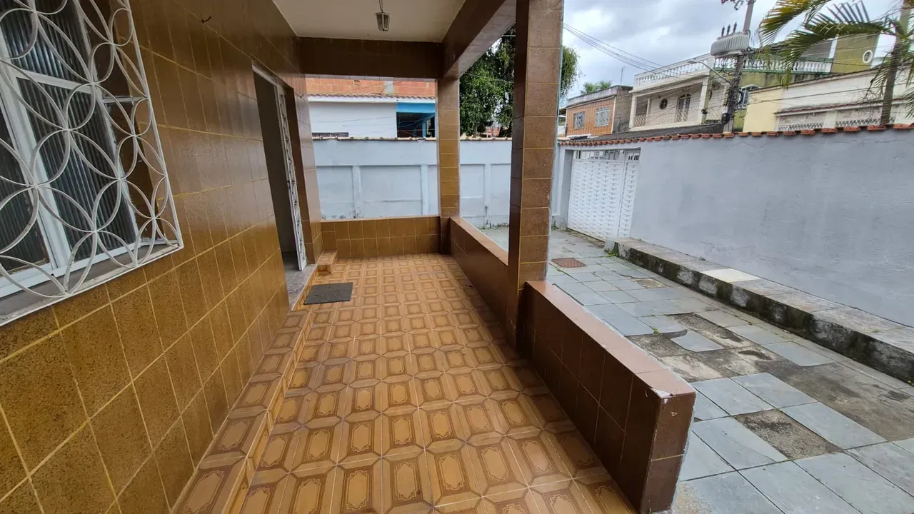Linear street-facing house with 2 bedrooms and a backyard — photo 11
