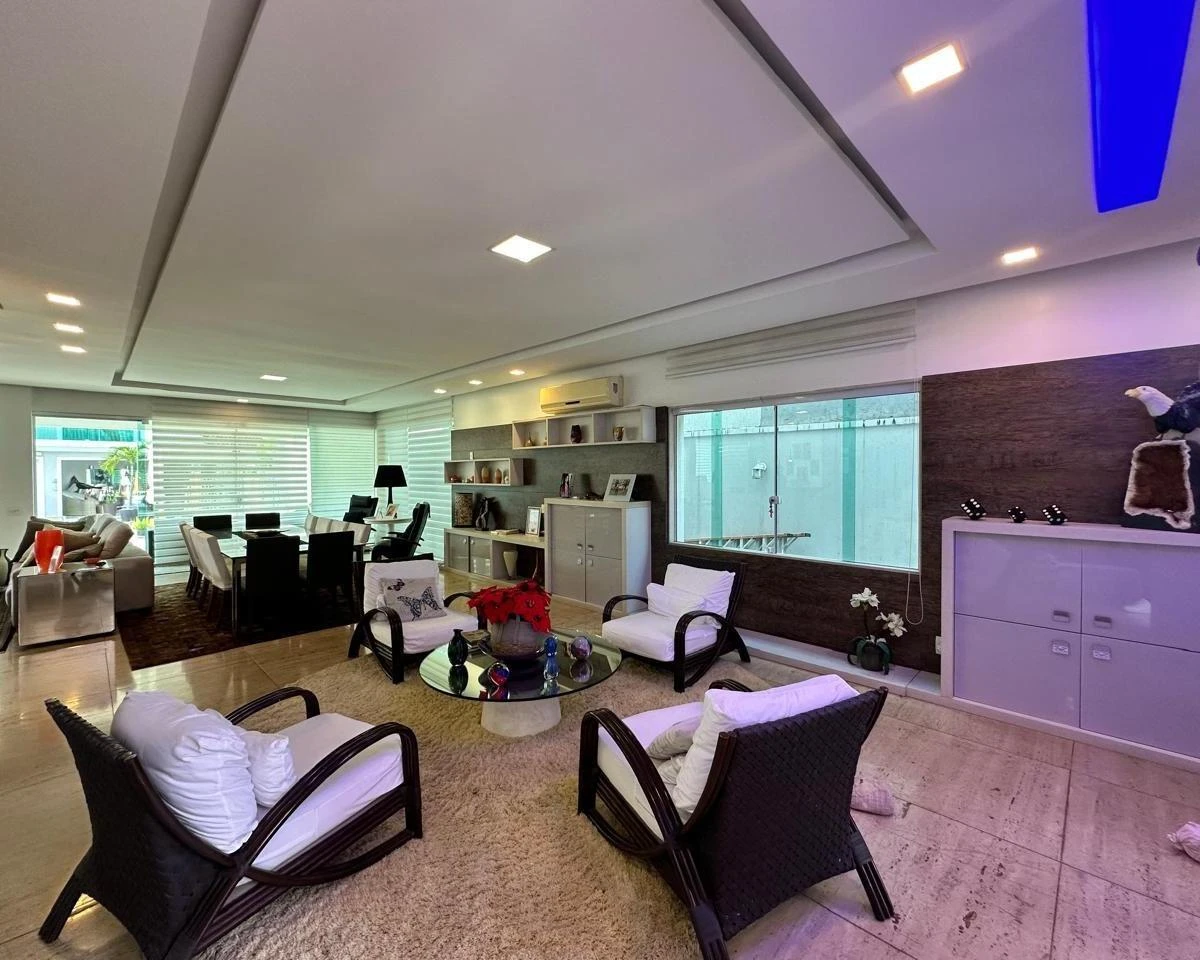 Walk-in closet in a 7-bedroom house, 1000 m²