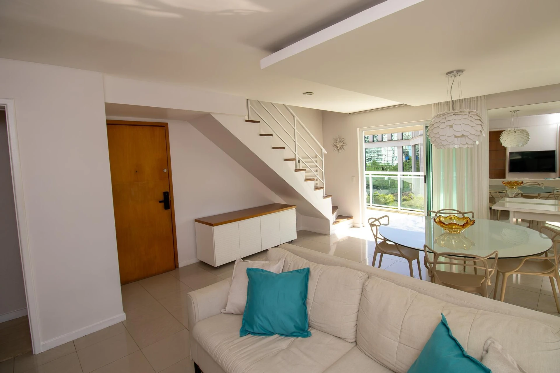 3-bedroom apartment with a glass-enclosed balcony — photo 25