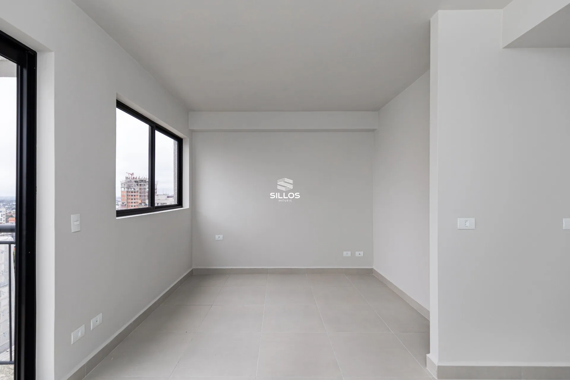 Balcony with a grill in a one-bedroom apartment, 49 m² — photo 10