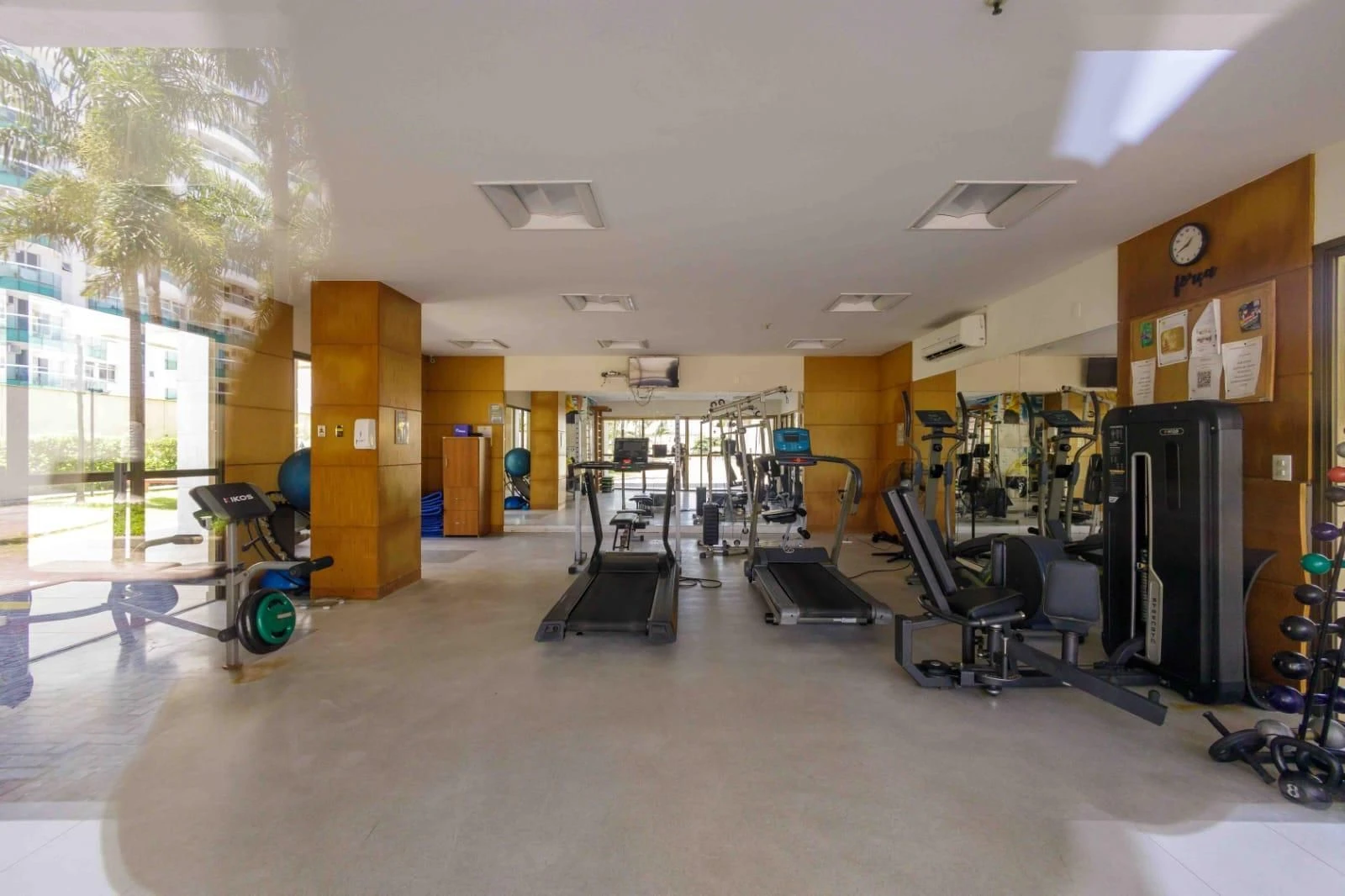 One-bedroom apartment in a building with a gym — photo 18