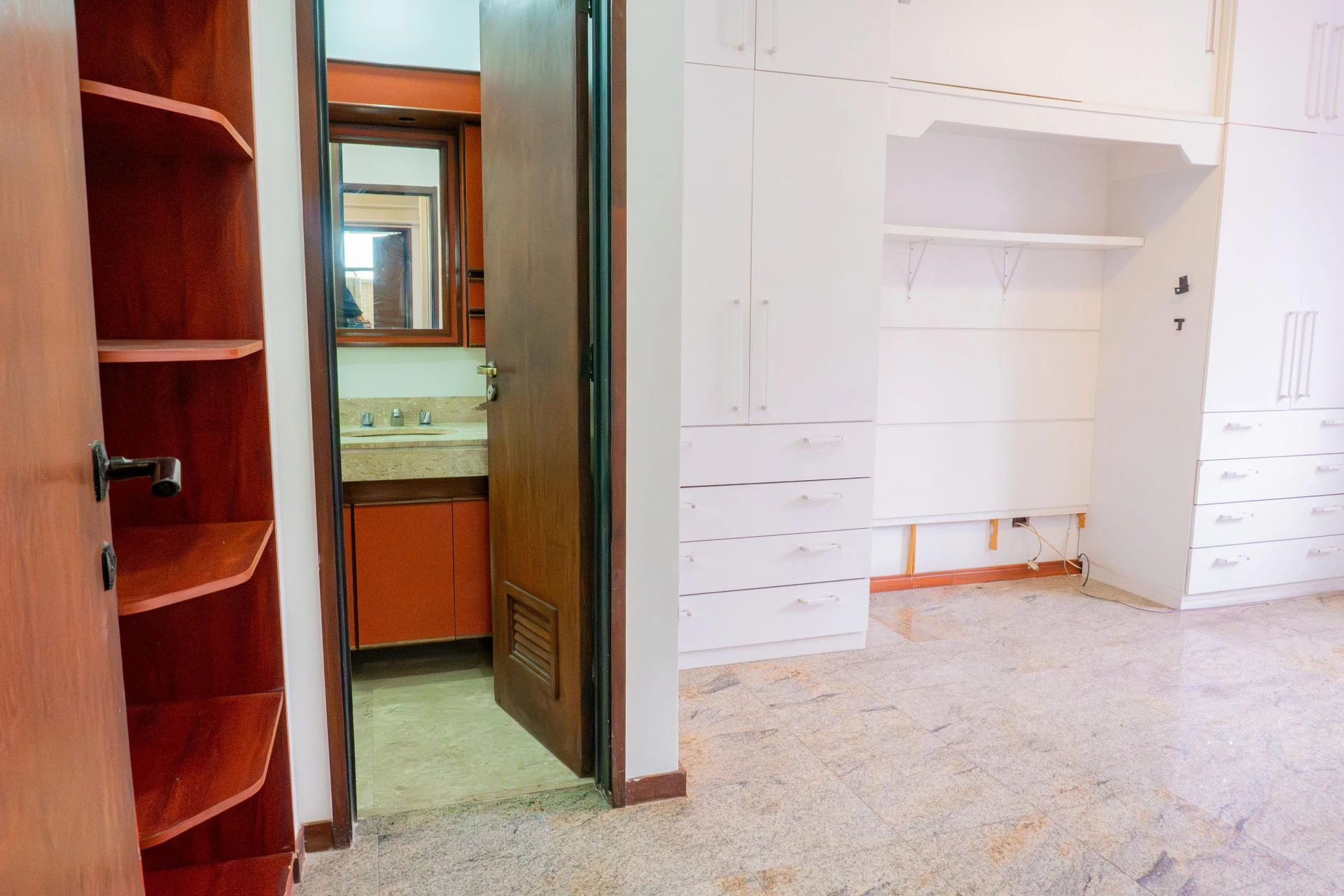 4-bedroom apartment with a mountain view in Rio de Janeiro — photo 24