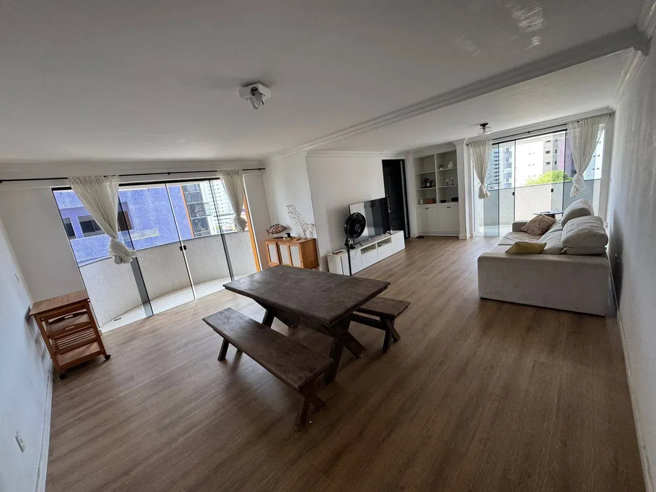 4-bedroom apartment in a building with a pool — photo 10
