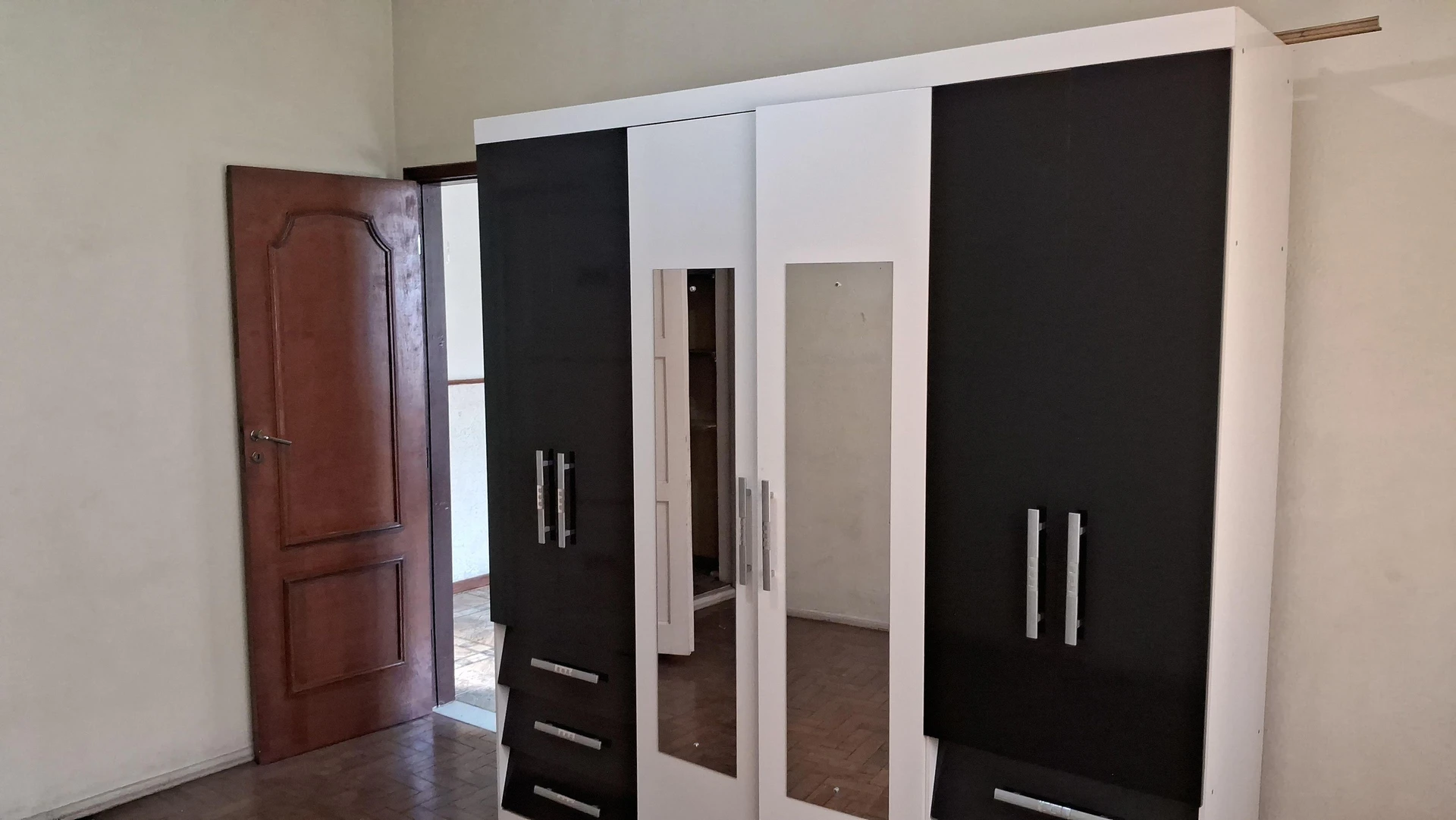 Unfurnished apartment with a closed gas kitchen — photo 3