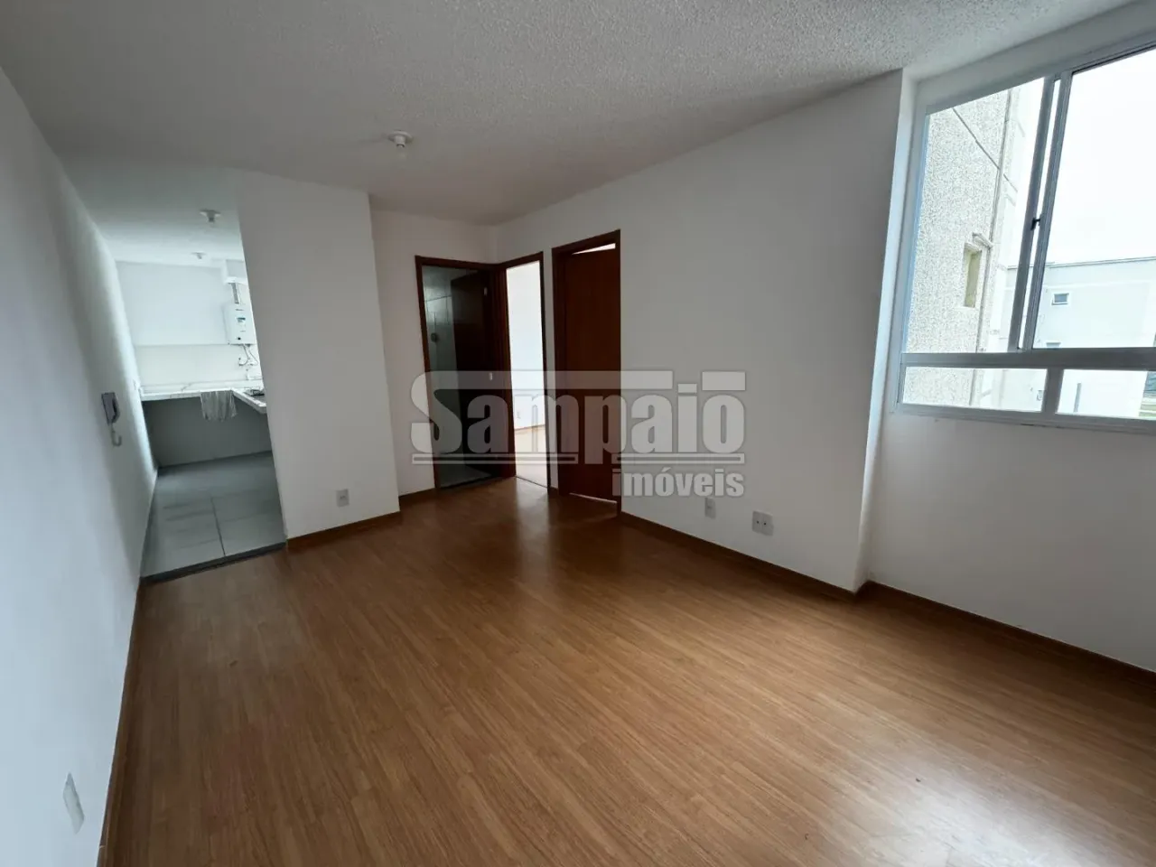 Apartamento com 2 quartos e 1 banheiro, piso de madeira — photo 2