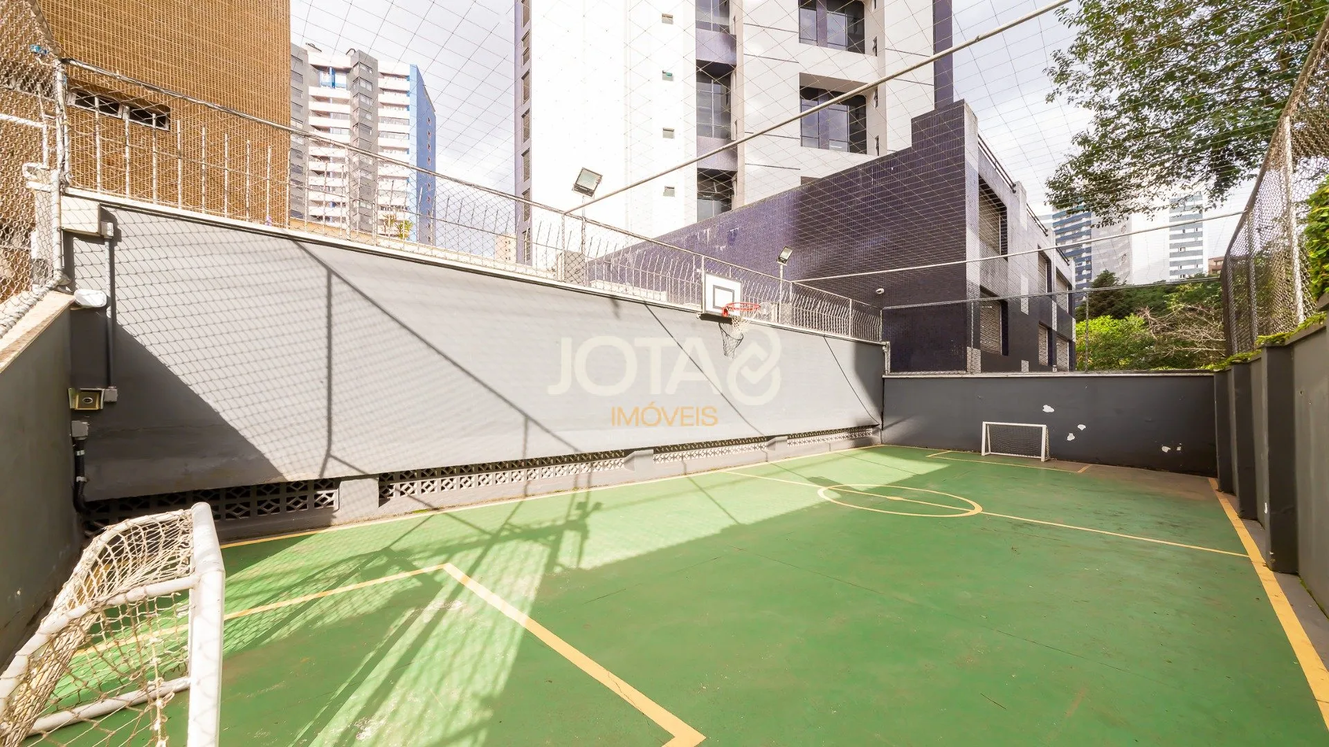 3-bedroom apartment with wood or laminate floors in Curitiba — photo 31