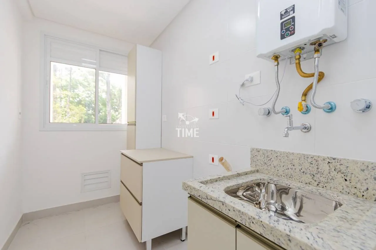 Balcony with a grill in a 3-bedroom apartment, 107 m² — photo 9
