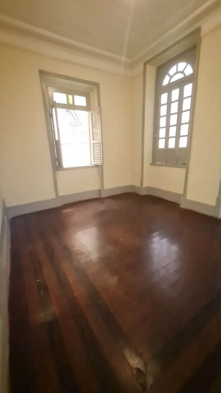 2-bedroom apartment with wood or laminate floors — photo 6