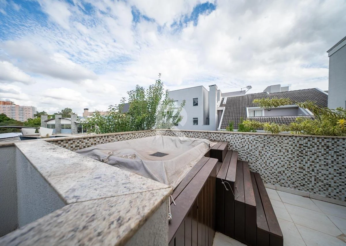 4-bedroom house with a grill on the balcony — photo 10