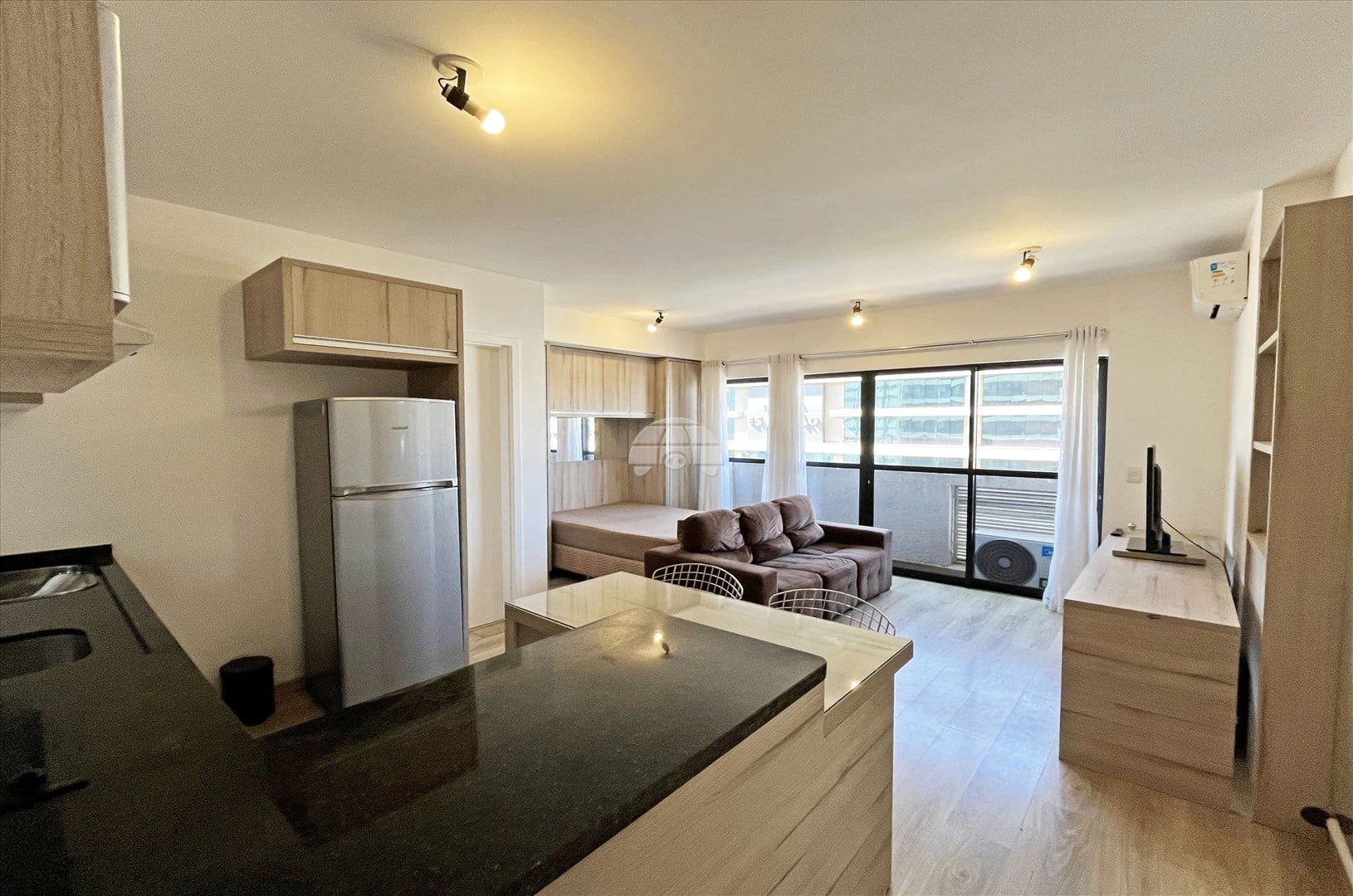 Studio mobiliado de 34 m² com cozinha integrada — photo 3