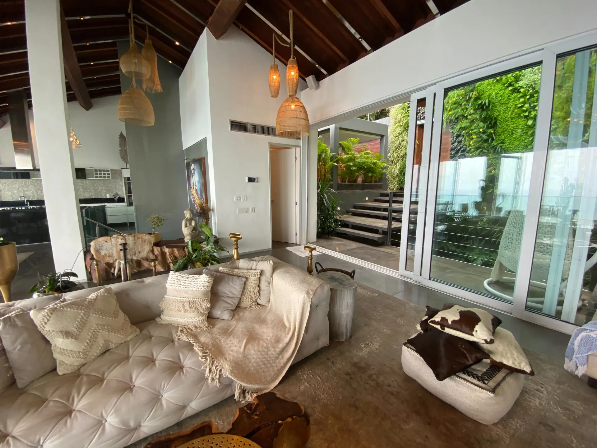 800 m² house with 5 bedrooms and an open-plan kitchen — photo 4