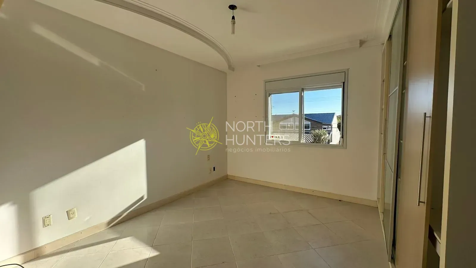 House with 4 bedrooms and shared pool area — photo 7