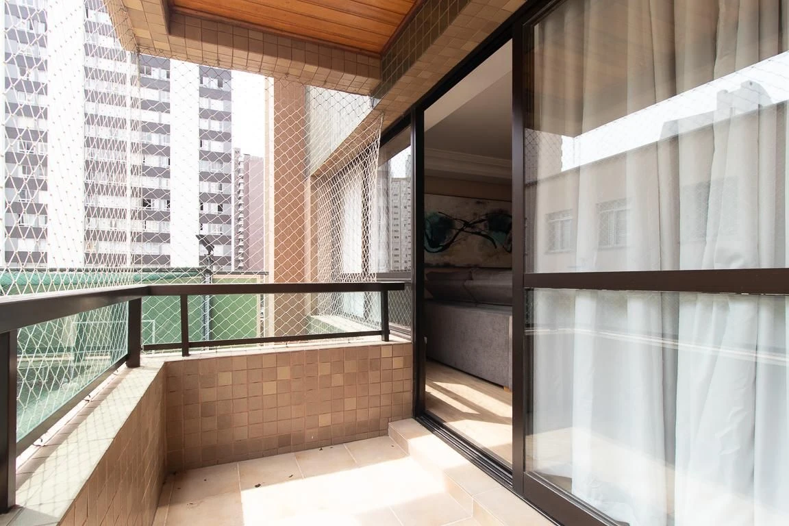 3-bedroom apartment with a bathtub in Curitiba — photo 36
