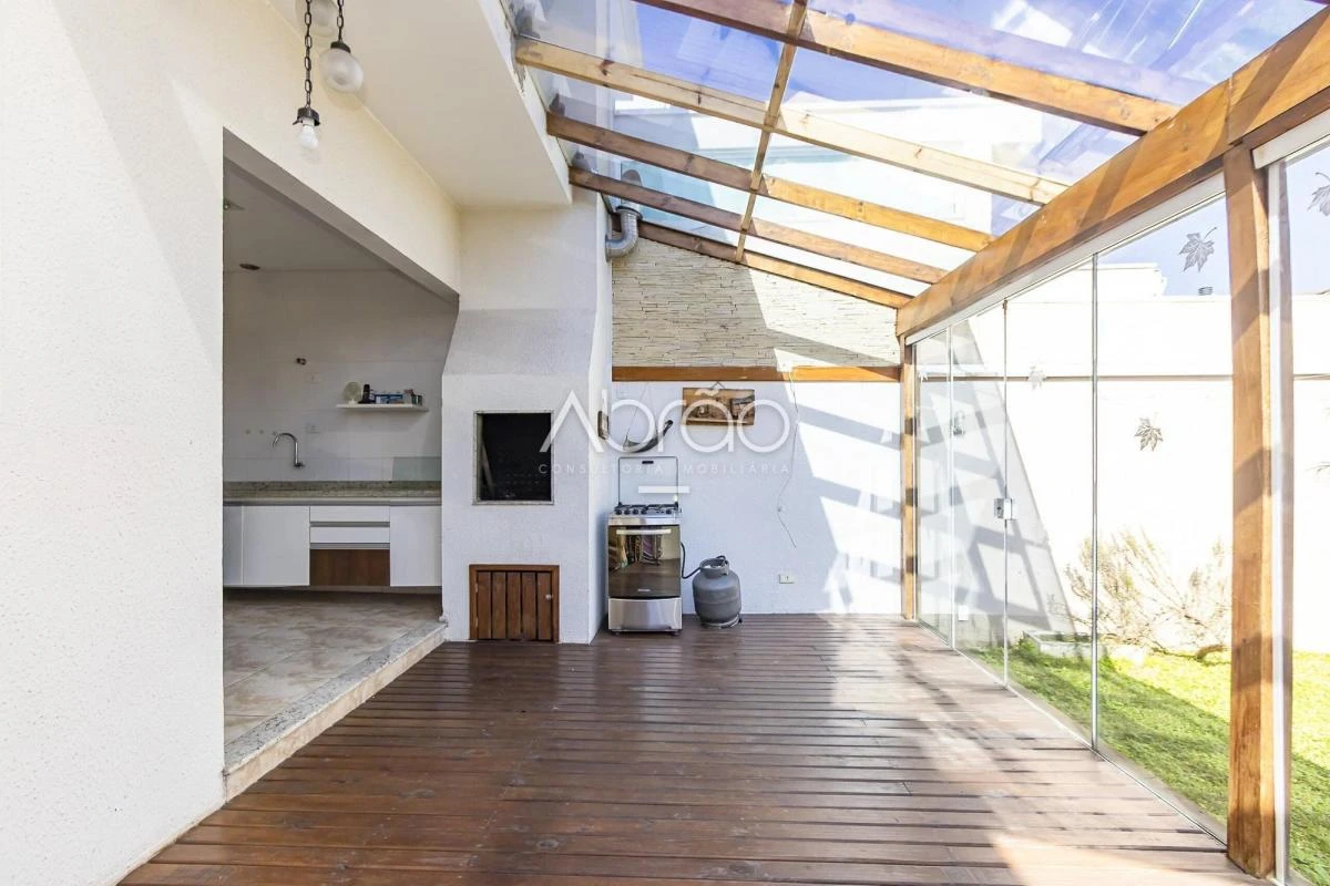4-bedroom house with a fireplace — photo 23
