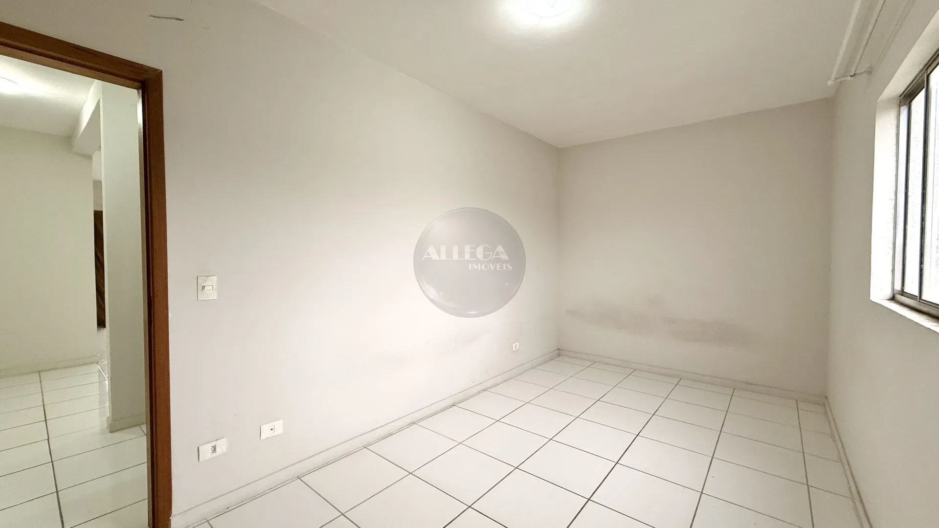 Balcony with a grill in a one-bedroom apartment, 60 m² — photo 18
