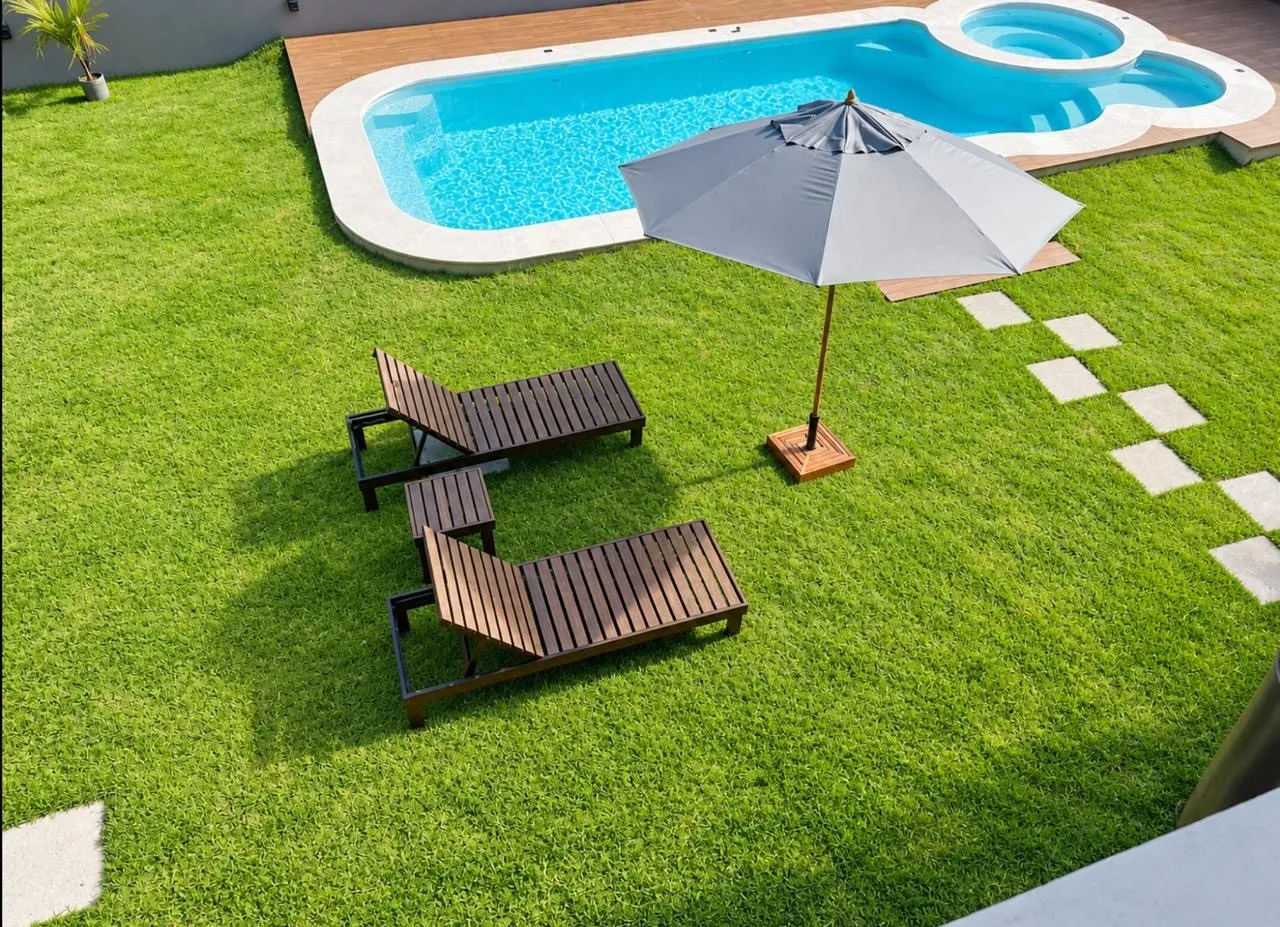 Balcony with a grill in a 3-bedroom house, 240 m² — photo 5