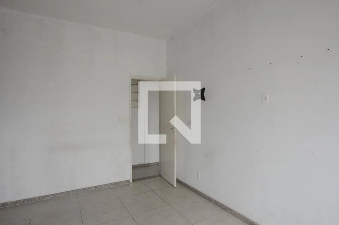 2-bedroom apartment with glass-enclosed shower — photo 27